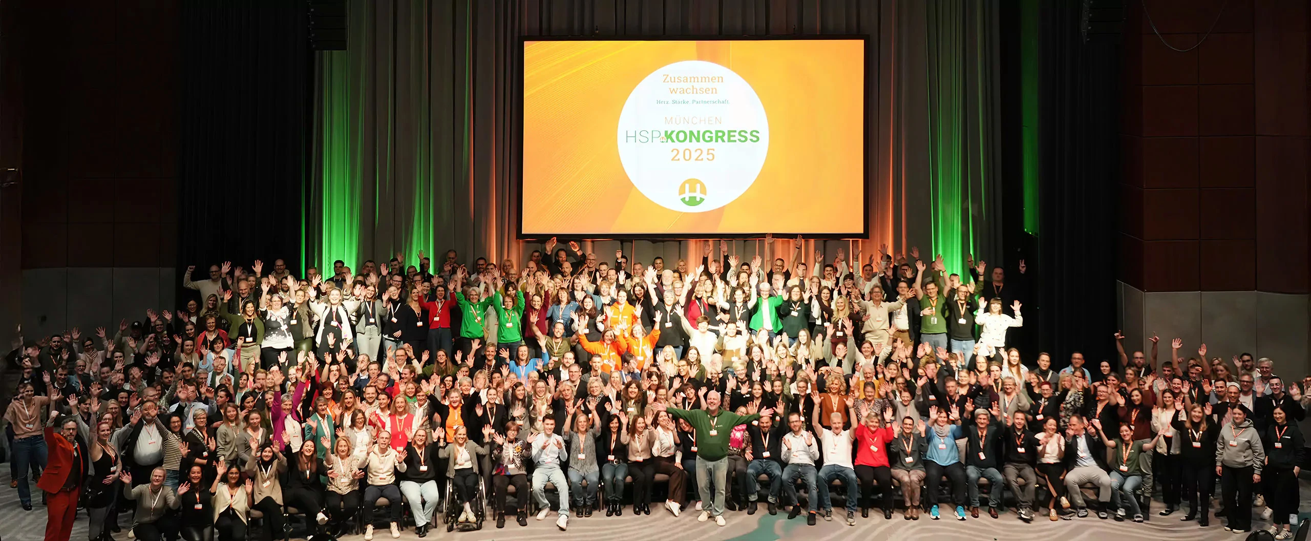 Image 1: A group photo from HSP-KONGRESS 2025 for the HSP GRUPPE customer story.
